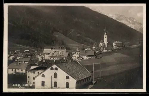 AK Sillian /Osttirol, Dorfpanorama mit Kirche und Bergen