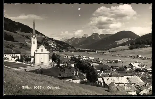 AK Sillian /Osttirol, Kirche und Dorf vor Gebirgspanorama