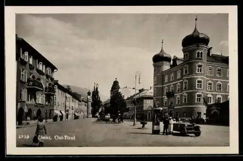 AK Lienz /Ost-Tirol, Platz mit markantem Zwiebelturmgebäude und Strassenszene