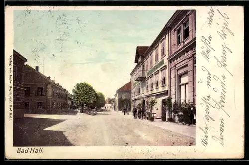 AK Bad Hall, Strasse mit Geschäftshäusern und Passanten