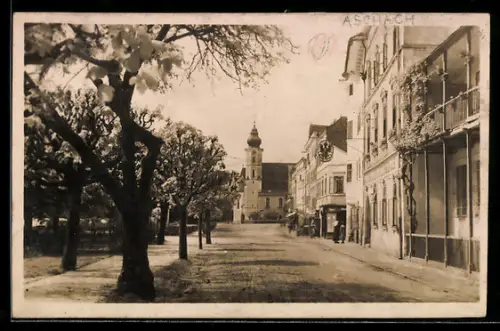 AK Aschach a. d. Donau, Strasse mit Kirche