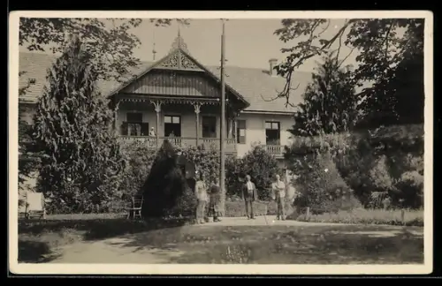 Foto-AK Bad Tatzmannsdorf, Kurhof mit Kurgästen im Garten