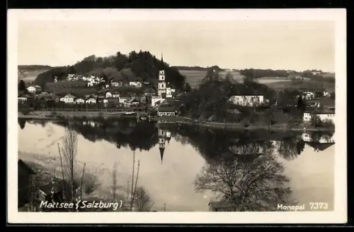 AK Mattsee /Salzburg, Panorama mit See und Kirche