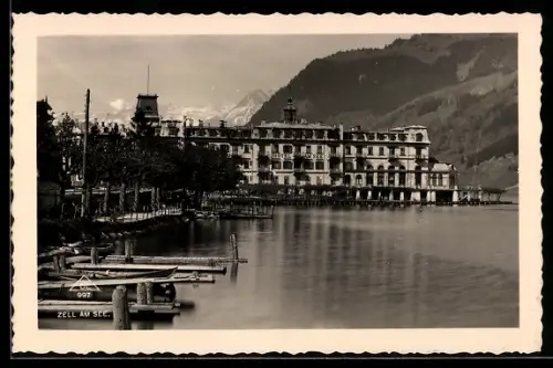 AK Zell am See, Hotel an der Seepromenade mit Bootsstegen