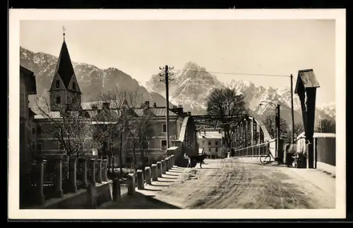 AK Lienz, Spitalbrücke, Strassenansicht mit Kirche und Bergpanorama, Marterl