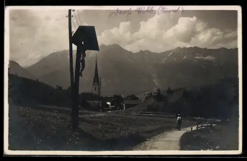 AK Innsbruck, Vill, Ortseingang mit Marterl, Strassse u. Kirche, Bergpanorama