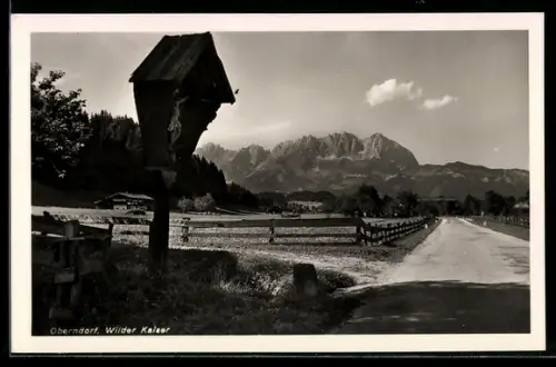 AK Oberndorf, Wilder Kaiser, Panorama mit Wegkreuz und Landstrasse