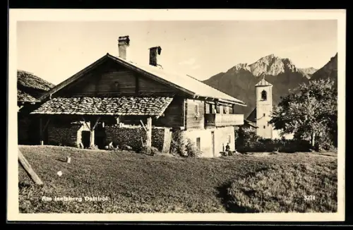 AK Iselsberg /Osttirol, Wohnhaus mit Kirche und Gebirgspanorama