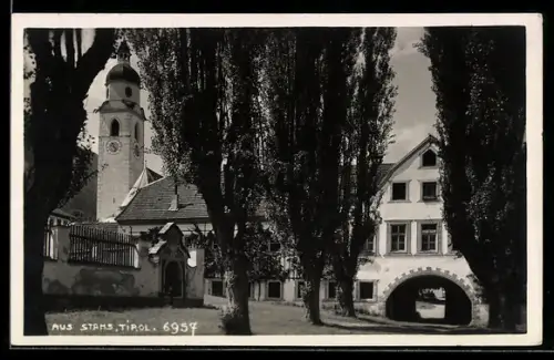 AK Stans /Tirol, Strassenpartie am Tor mit Kirche
