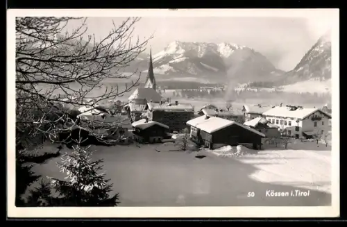 AK Kössen i. Tirol, Ortspartie mit Kirche im Schnee