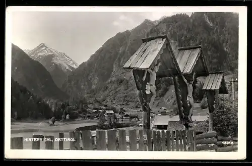 AK Hinterbichl /Osttirol, Ortspartie mit Flurkreuzen