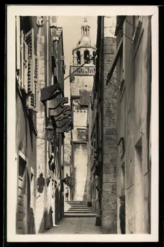 AK Korcula, Enge Gasse mit Kirchturm