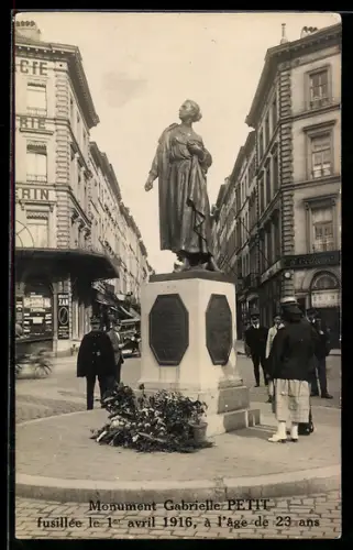 AK Bruxelles, Monument Gabrielle Petit fusillée le 1er avril 1916, à l`âge de 23 ans
