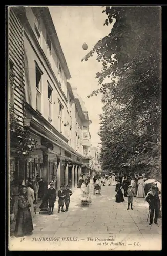 AK Tunbridge Wells, The Promenade on the Pantiles