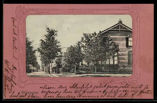 AK Hilversum, Baumgesäumte Allee mit Villa