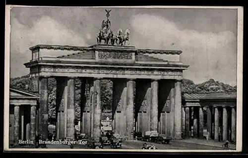 AK Berlin, Brandenburger Tor mit Strassenverkehr