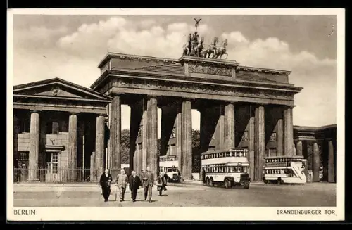 AK Berlin, Brandenburger Tor mit Passanten und Doppeldecker-Bussen