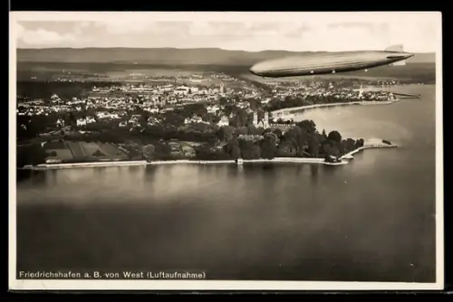 AK Friedrichshafen, Panorama mit Zeppelin von Westen