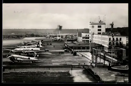 AK Frankfurt am Main, Flughafen mit haltenden Flugzeugen