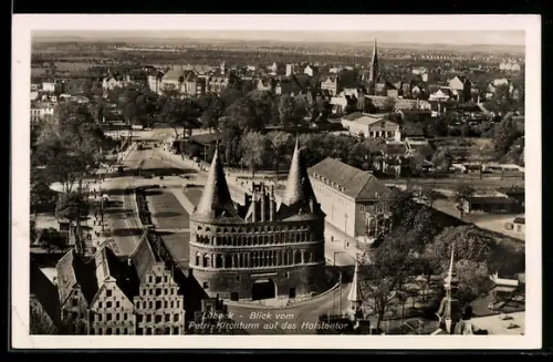 AK Lübeck, Blick vom Petrikirchturm auf das Holstentor