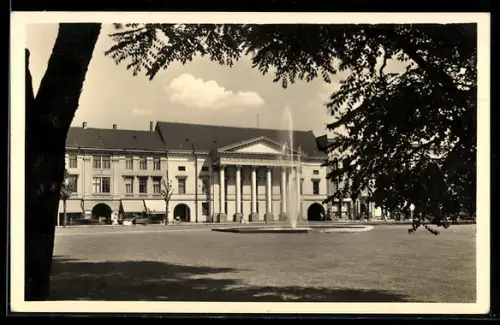 AK Dessau, Altes Theater, Brunnen, Platzansicht