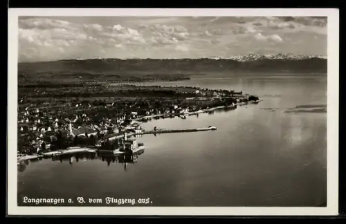 AK Langenargen a. B., Luftaufnahme der Uferpromenade, des Seebads und des Landungsstegs