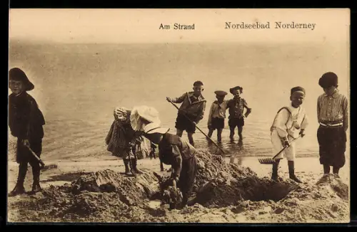 AK Norderney, Am Strand, spielende Kinder beim Sandburgenbauen