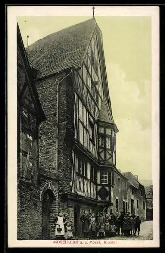 AK Moselkern a. d. Mosel, Kloster mit Strassenpartie