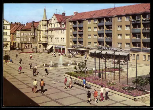 AK Gotha, Partie auf dem Neumarkt im Sommer mit Wasserfontänen