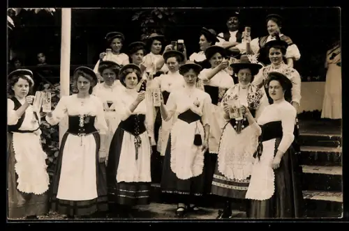 Foto-AK Mitarbeiterinnen in der Gastronomie in Trachten