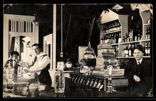 AK Mitarbeiter in der Gastronomie hinter der Bar