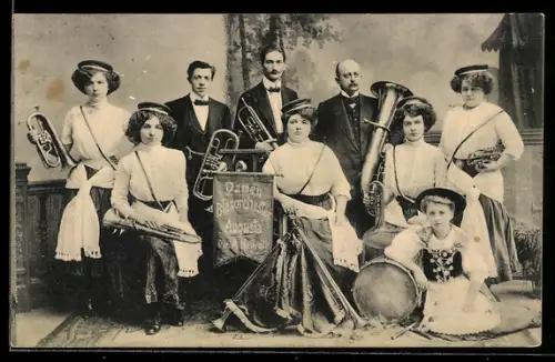 AK Damen-Blasorchester Augusta, Direktion A. Heuroth mit Instrumenten