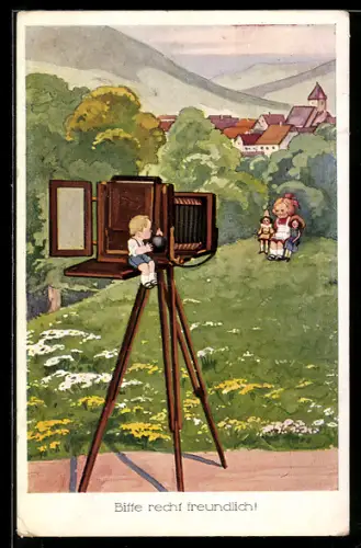 AK Bitte recht freundlich!, Puppe mit Klappkamera fotografiert Mädchen