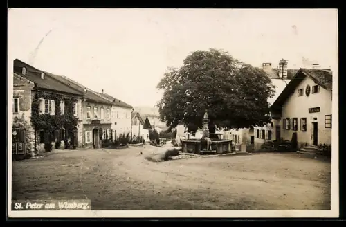 AK St. Peter am Wimberg, Dorfplatz mit Brunnen und grosser Linde