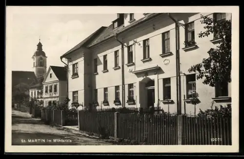AK St. Martin im Mühlkreis, Strassenansicht mit Kirchturm