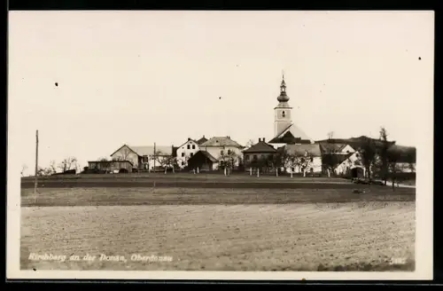 AK Kirchberg an der Donau, Panorama mit Kirche von der Feldflur aus gesehen
