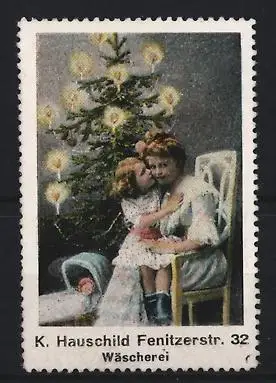 Reklamemarke Weihnachtsbaum mit Mutter und Kind, K. Hauschild Wäscherei