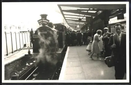 Fotografie unbekannter Fotograf, Ansicht London, britische Eisenbahn Surrey Wanderer Rail Tour, Dampflok No. 30053