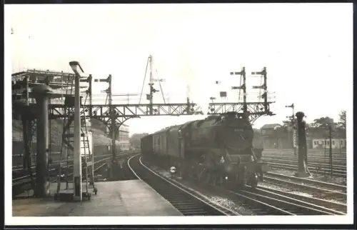 Fotografie unbekannter Fotograf, Ansicht Preston, britische Eisenbahn Personenzug mit Dampflok No. 44761