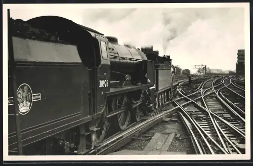 Fotografie unbekannter Fotograf, Ansicht London-Waterloo, britische Eisenbahn, Personenzug mit Dampflok No. 30926
