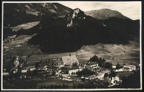 Fotografie unbekannter Fotograf, Ansicht Neuberg / Mürz, Kirche bei der Anhöhe am Ortsrand
