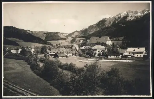 Fotografie unbekannter Fotograf, Ansicht Neuberg / Mürz, Kirche von Höhe der Eisenbahngleise gesehen