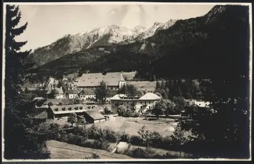 Fotografie unbekannter Fotograf, Ansicht Neuberg / Mürz, Kirche und umstehende Gebäude
