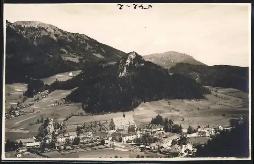 Fotografie unbekannter Fotograf, Ansicht Neuberg / Mürz, Ortschaft in idyllischer Alpenlandschaft