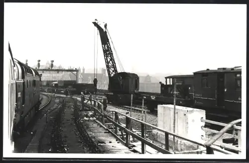 Fotografie unbekannter Fotograf, Ansicht Newcastle, britische Eisenbahn, Schienenkran & Reparaturzug No. 306303