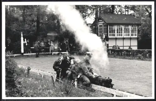 Fotografie britische Eisenbahn, Modell Gross-Eisenbahn Southern Railway, Kleinbahn befördert Sechs Personen