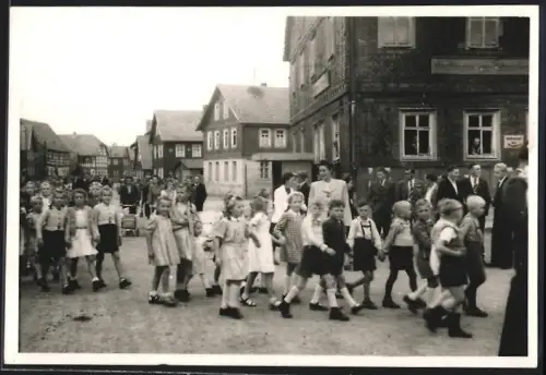 Fotografie unbekannter Fotograf, Ansicht Straufhain, Gasthaus zum Straufhain, Schild: Hessberger Bergbiere