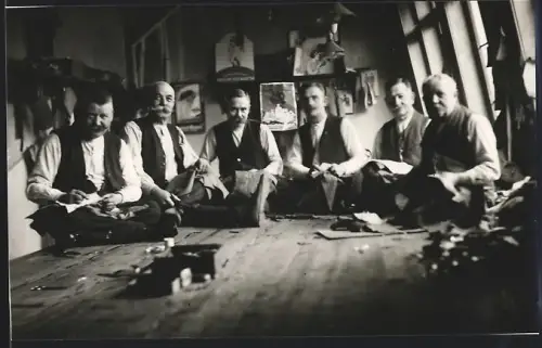 Fotografie Schneider Gesellschaft bei der Arbeit im Schneidersitz 1930