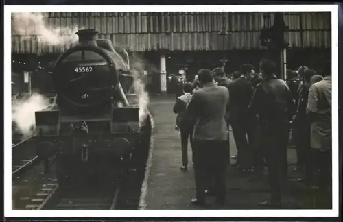 Fotografie unbekannter Fotograf, Ansicht Bradford, britische Eisenbahn, Lokomotive, Dampflok No. 45562