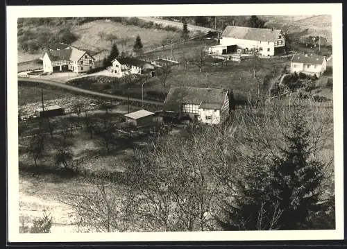 Fotografie unbekannter Fotograf, Ansicht Dedenborn, Gehöfte im Ort